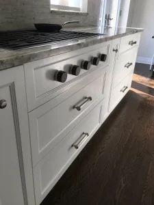 Gas cooktop installation with custom front knobs
